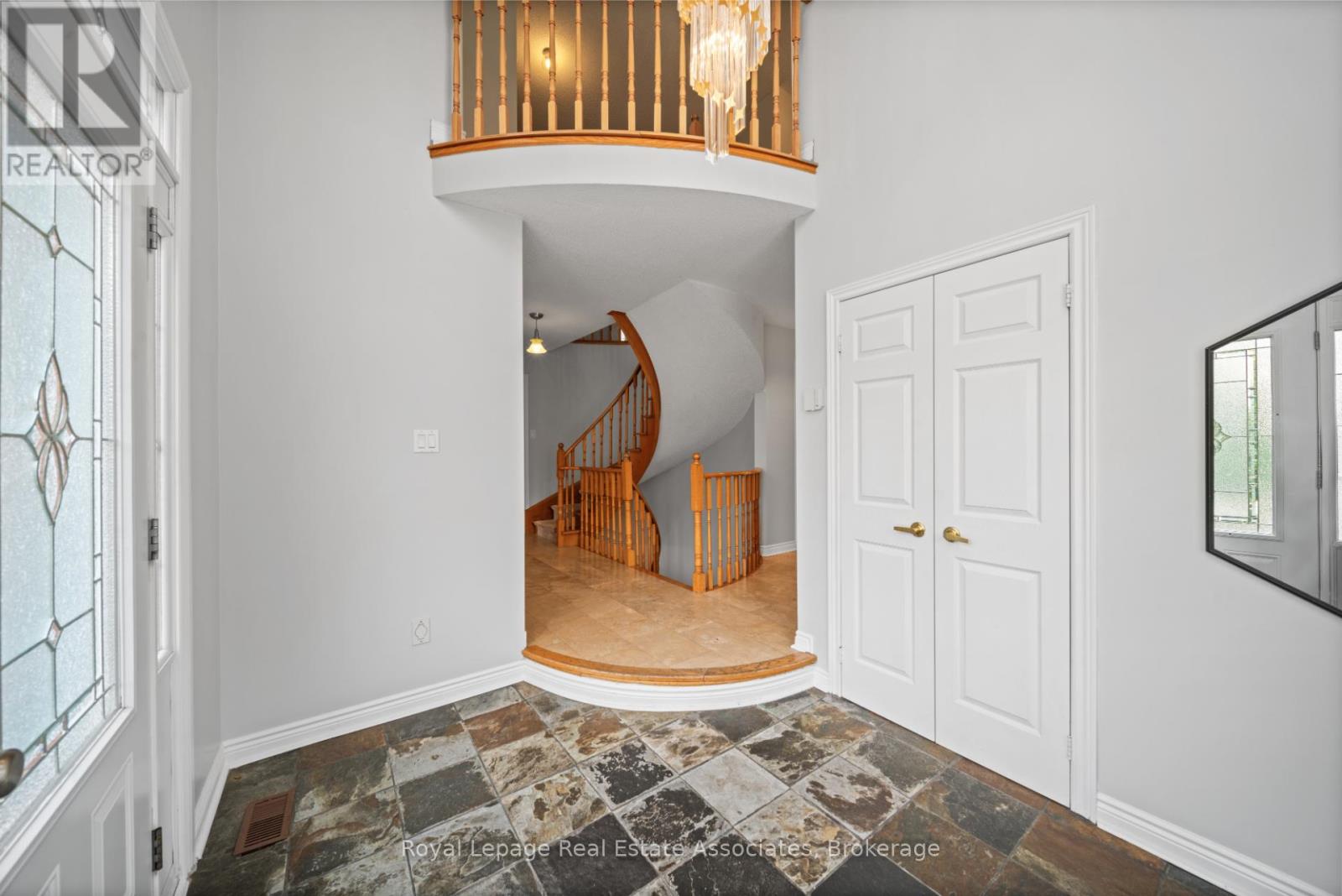 Photo 4 of 3723 Trelawny Circle, Mississauga ON