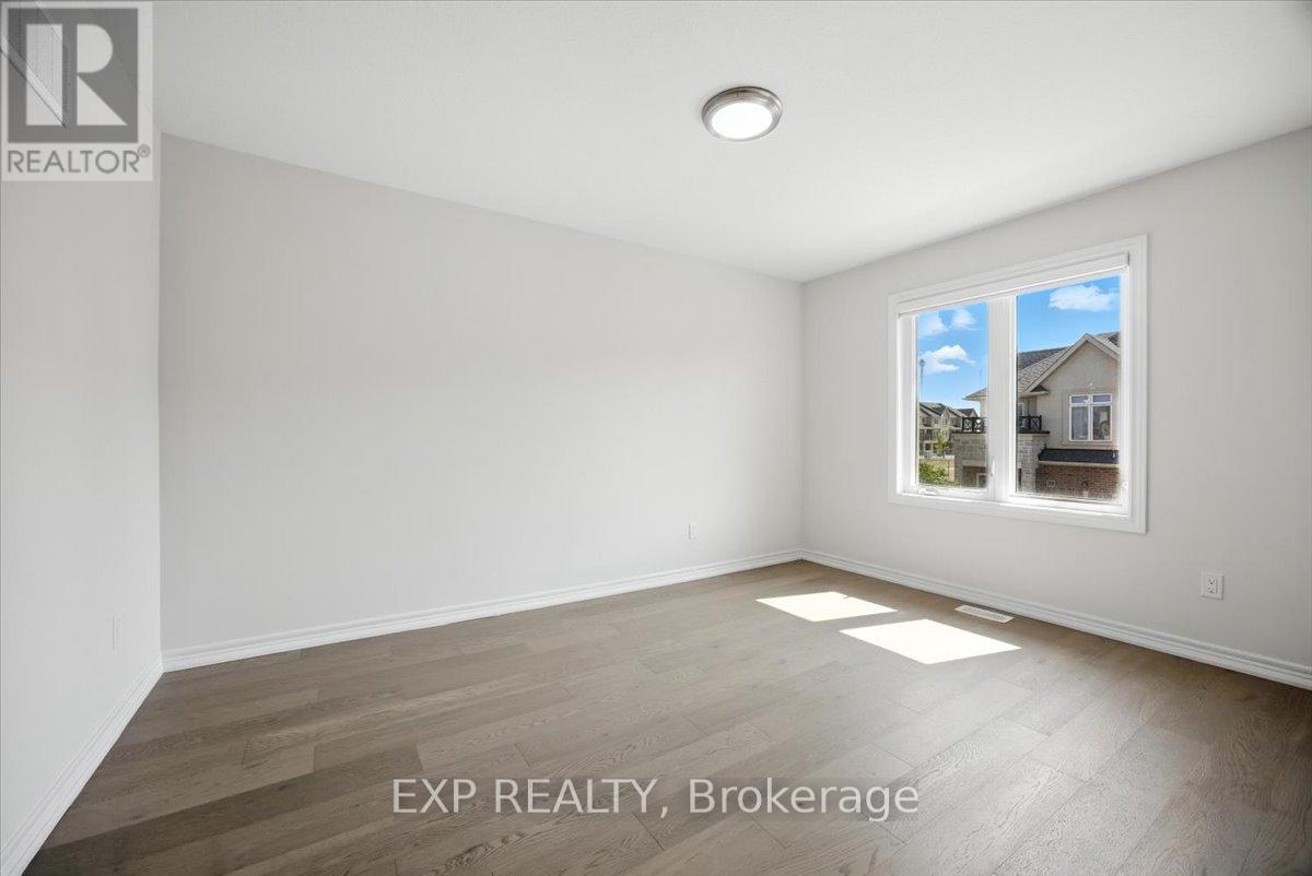 Photo 21 of 27 Mockingbird Lane E, Hamilton ON