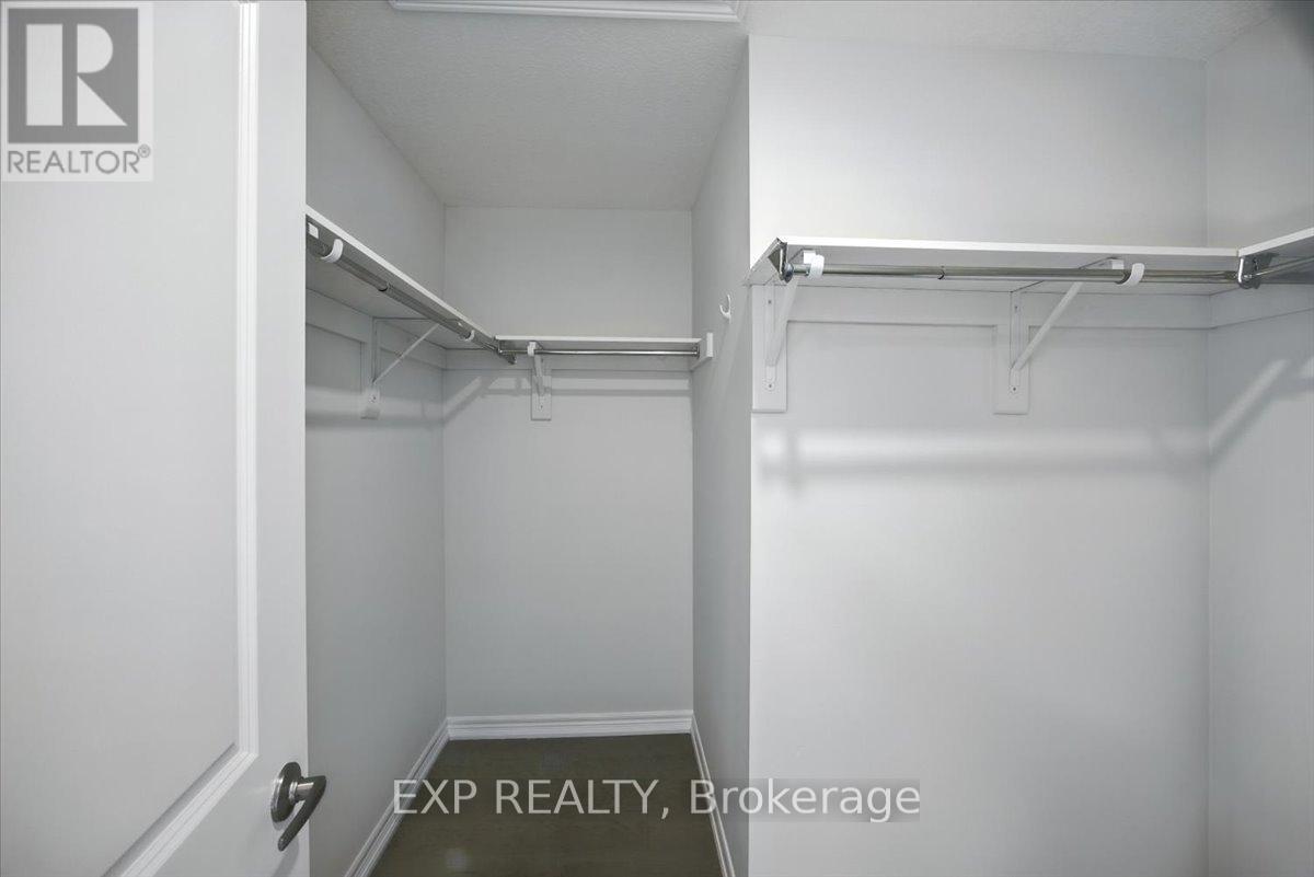 Photo 19 of 27 Mockingbird Lane E, Hamilton ON