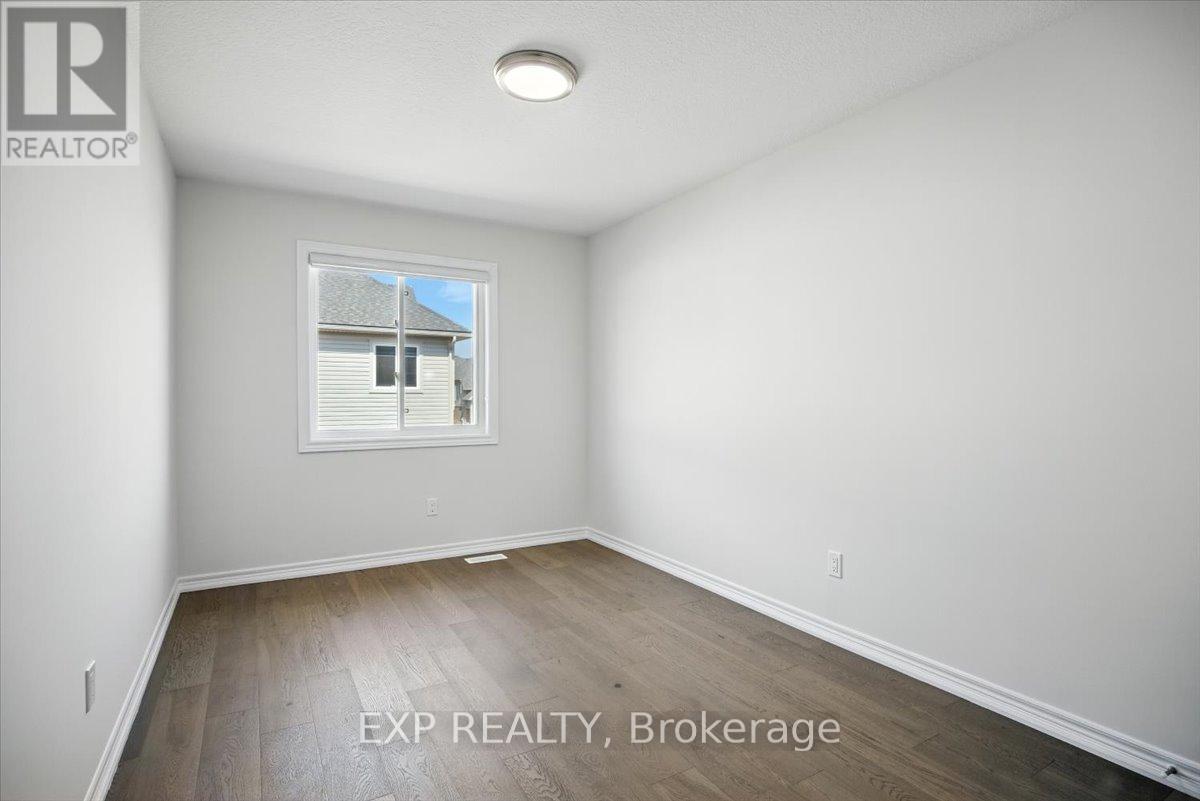 Photo 12 of 27 Mockingbird Lane E, Hamilton ON