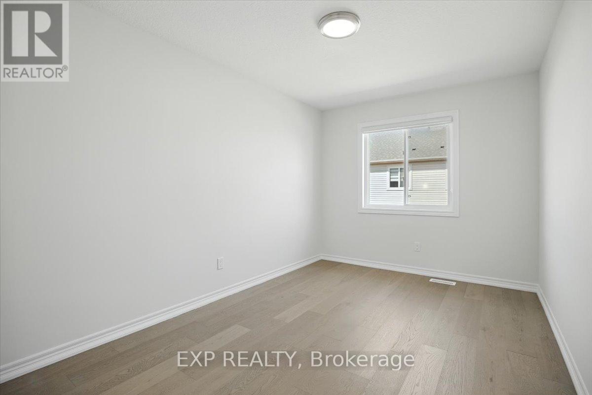 Photo 5 of 27 Mockingbird Lane E, Hamilton ON