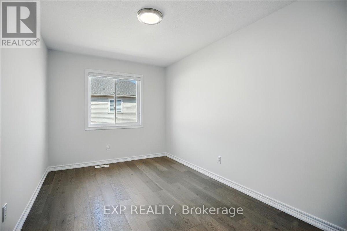 Photo 10 of 27 Mockingbird Lane E, Hamilton ON