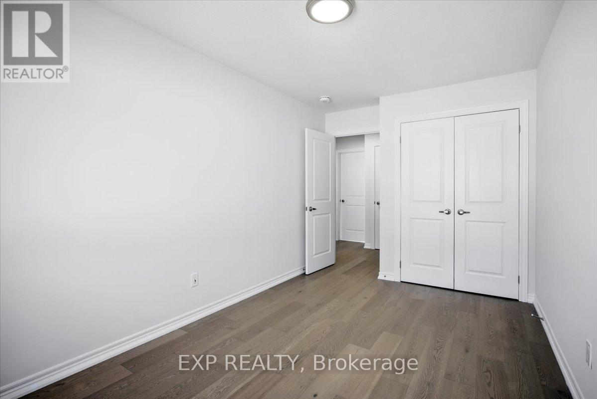 Photo 9 of 27 Mockingbird Lane E, Hamilton ON