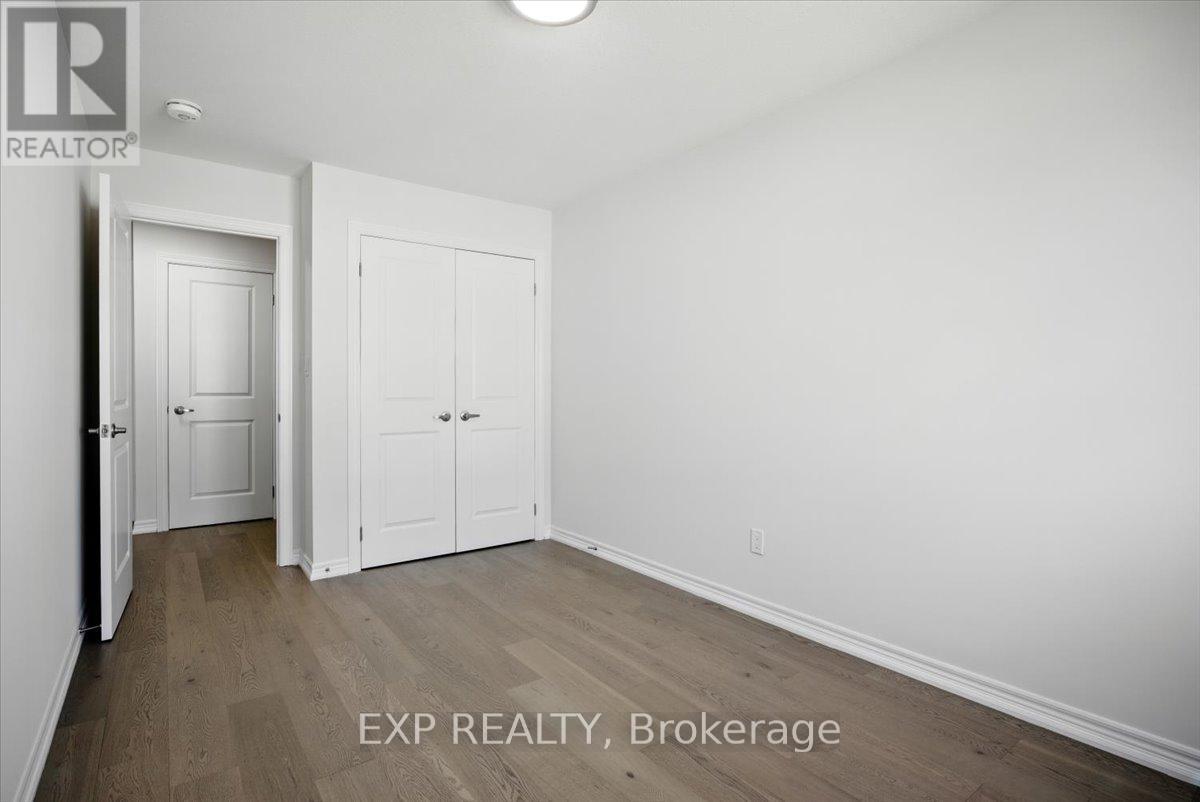 Photo 4 of 27 Mockingbird Lane E, Hamilton ON