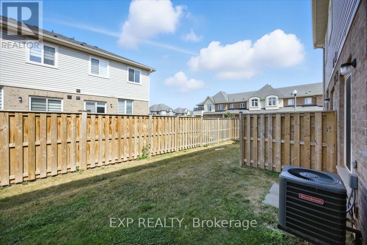 Photo 2 of 27 Mockingbird Lane E, Hamilton ON