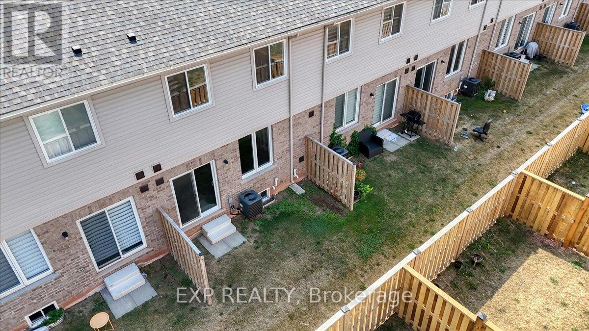 Photo 30 of 27 Mockingbird Lane E, Hamilton ON