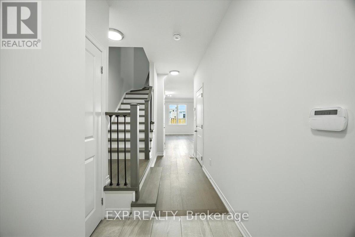 Photo 13 of 27 Mockingbird Lane E, Hamilton ON