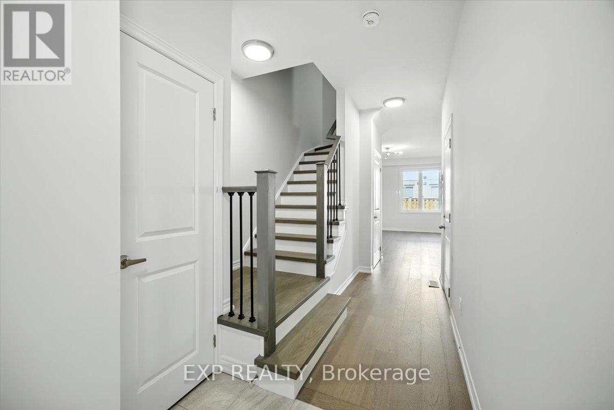 Photo 13 of 27 Mockingbird Lane E, Hamilton ON