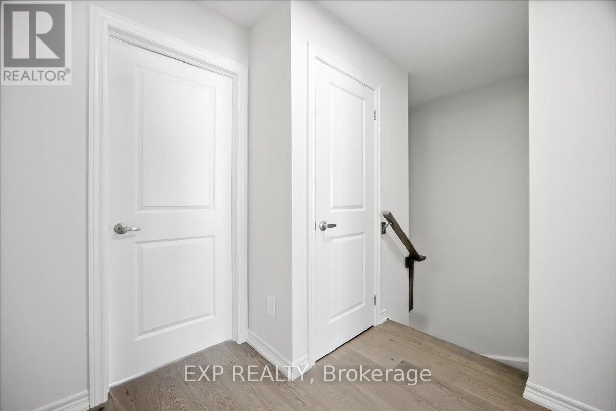Photo 14 of 27 Mockingbird Lane E, Hamilton ON