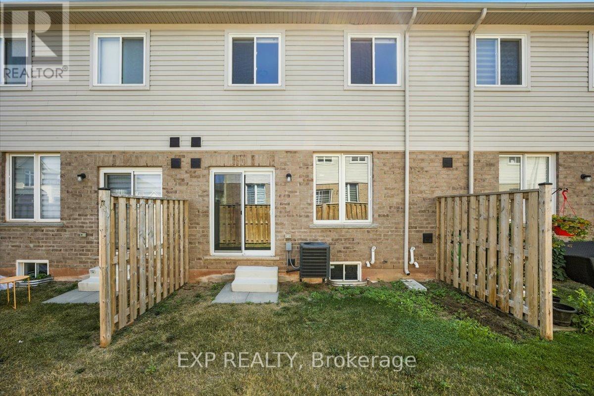 Photo 33 of 27 Mockingbird Lane E, Hamilton ON