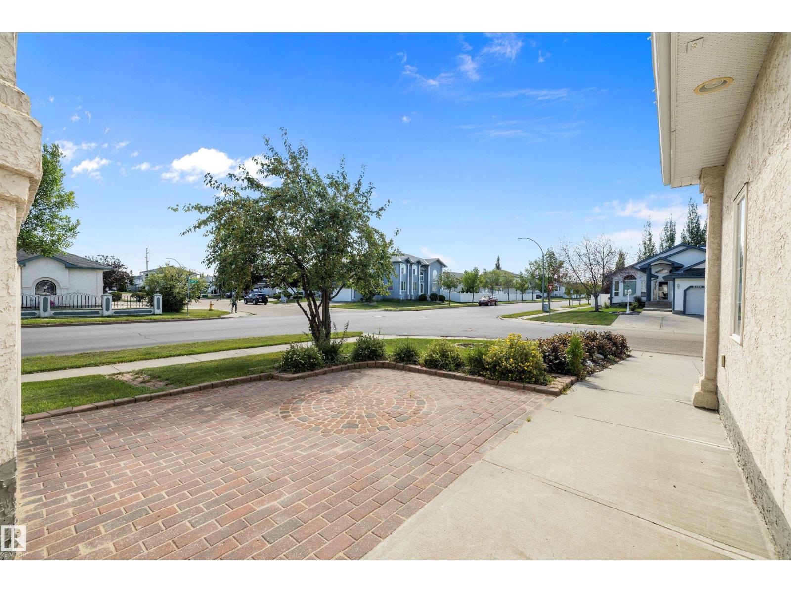 Photo 5 of 16403 88 St Nw, Edmonton AB