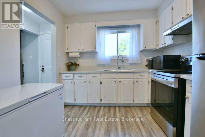 Photo 4 of 83 Katherine Street, Collingwood ON