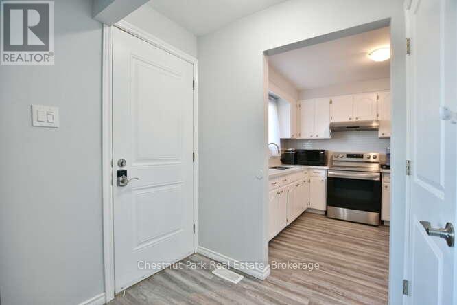 Photo 3 of 83 Katherine Street, Collingwood ON