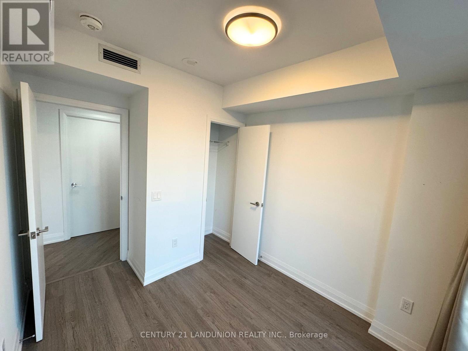 Photo 2 of 3504 77 Mutual Street, Toronto ON