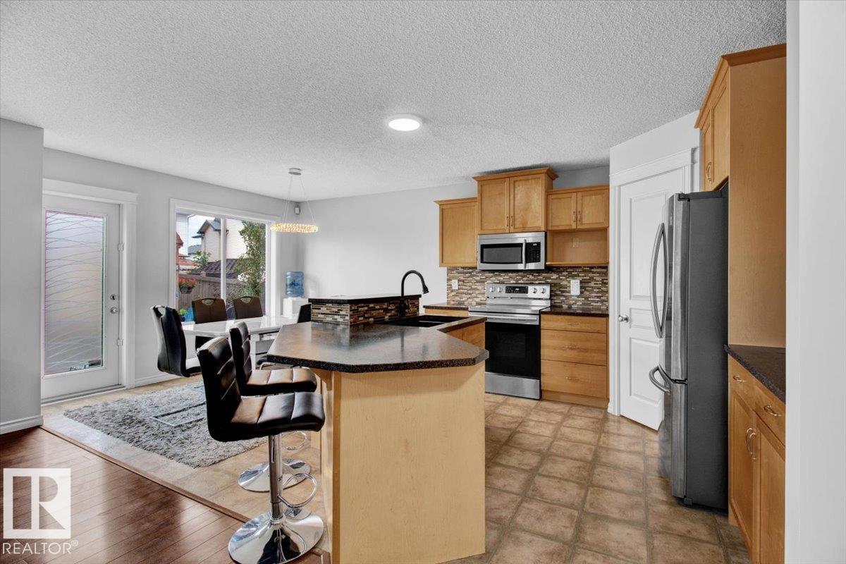 Photo 4 of 3372 25 Av Nw, Edmonton AB