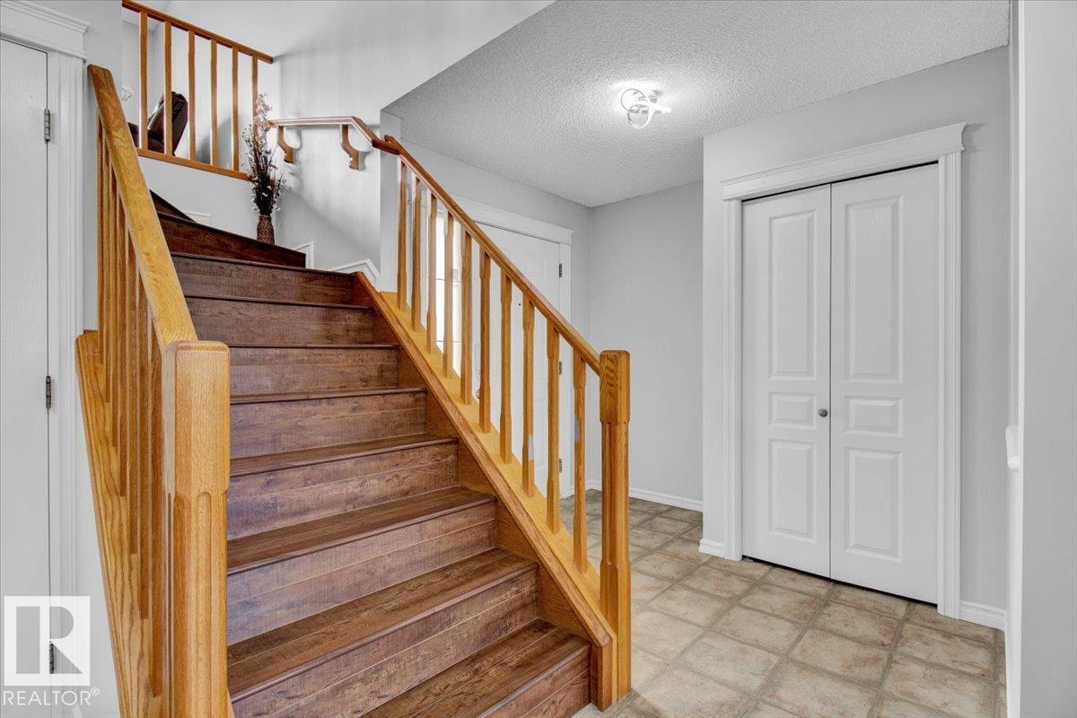 Photo 10 of 3372 25 Av Nw, Edmonton AB