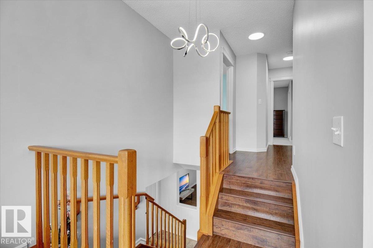 Photo 13 of 3372 25 Av Nw, Edmonton AB