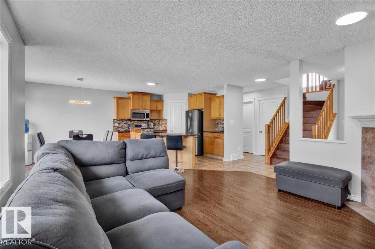 Photo 16 of 3372 25 Av Nw, Edmonton AB