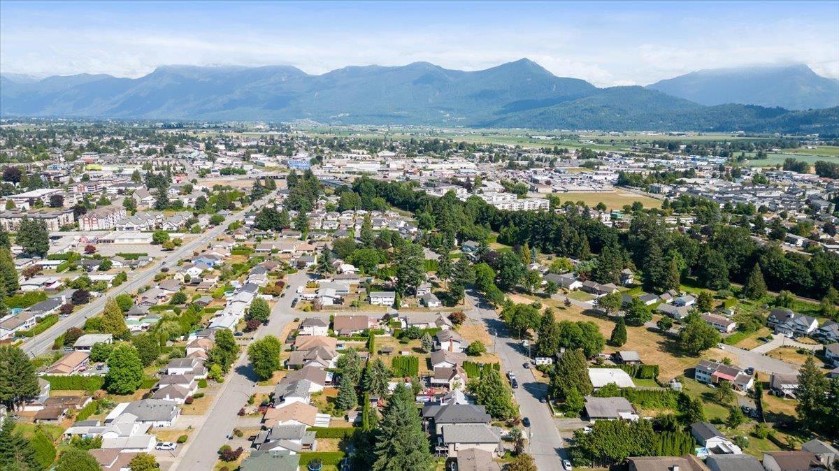 Photo 3 of 45325 Crescent Drive Chilliwack Proper West, Chilliwack BC