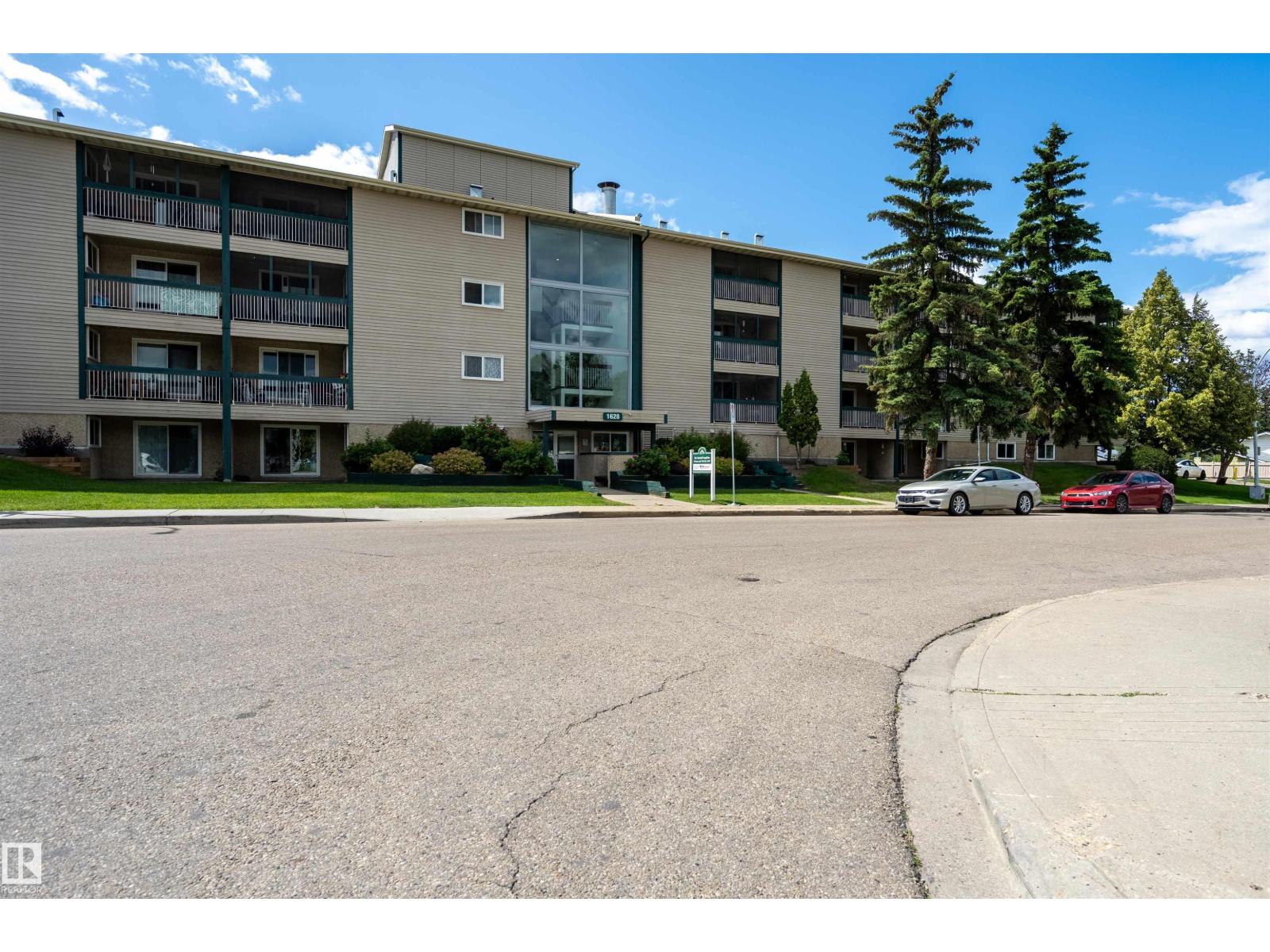 Photo 7 of 203 1628 48 St Nw, Edmonton AB