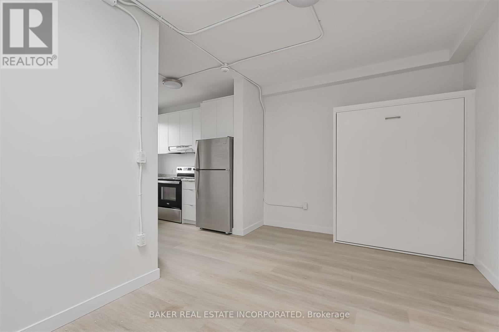 Photo 5 of 1 922 Queen Street E, Toronto ON