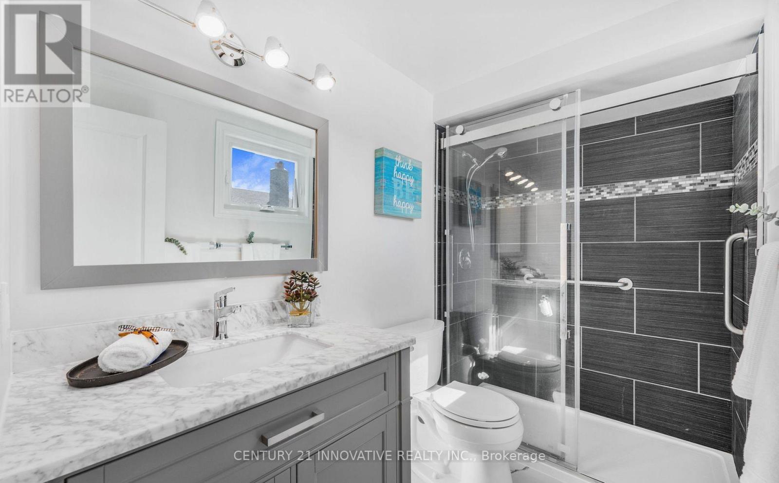 Photo 25 of 17 Chopin Court, Whitby ON