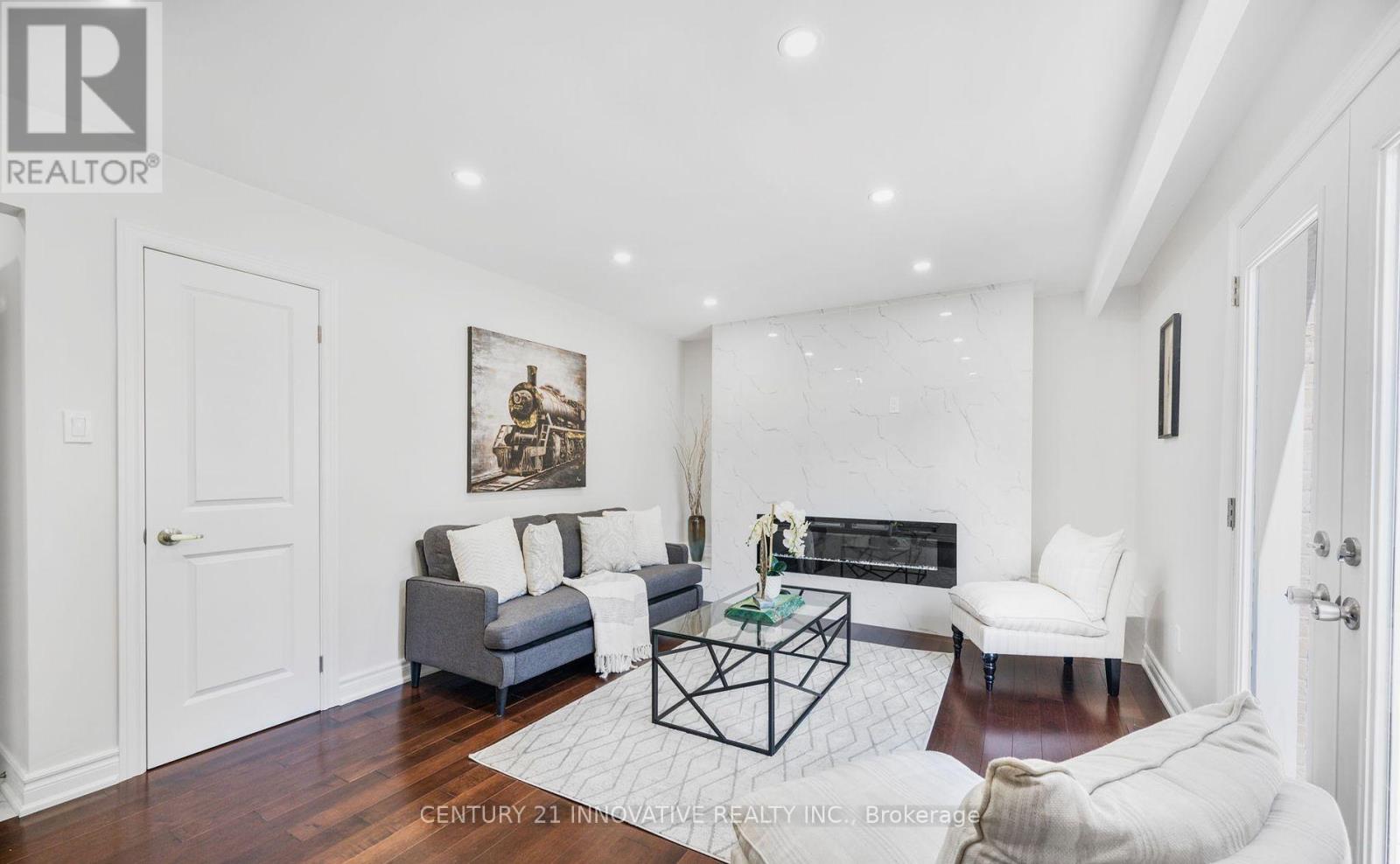 Photo 7 of 17 Chopin Court, Whitby ON