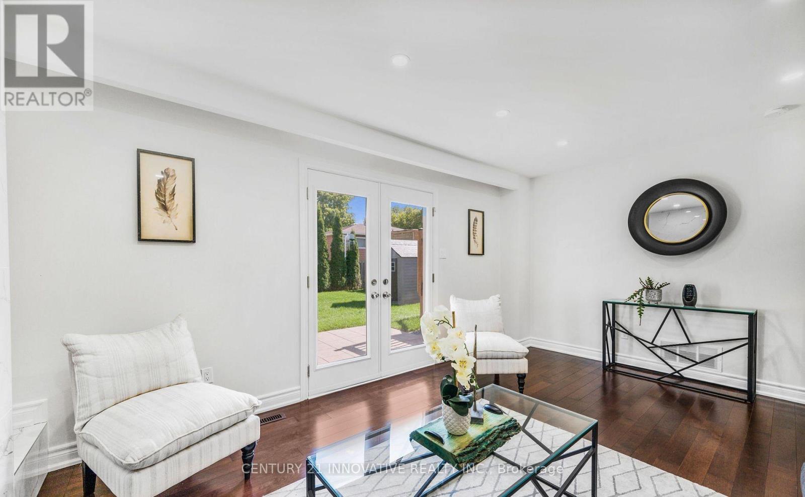 Photo 15 of 17 Chopin Court, Whitby ON