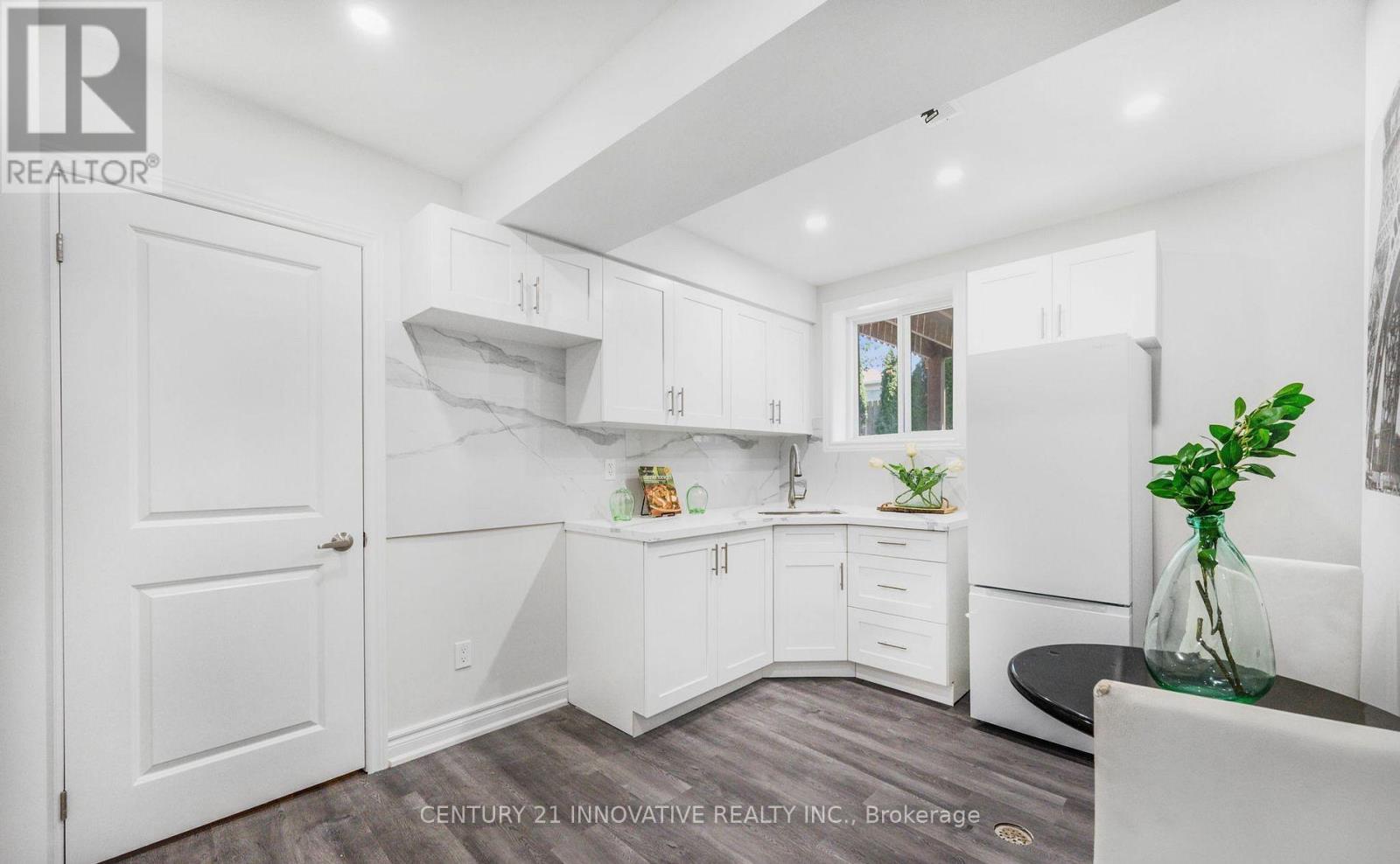 Photo 9 of 17 Chopin Court, Whitby ON