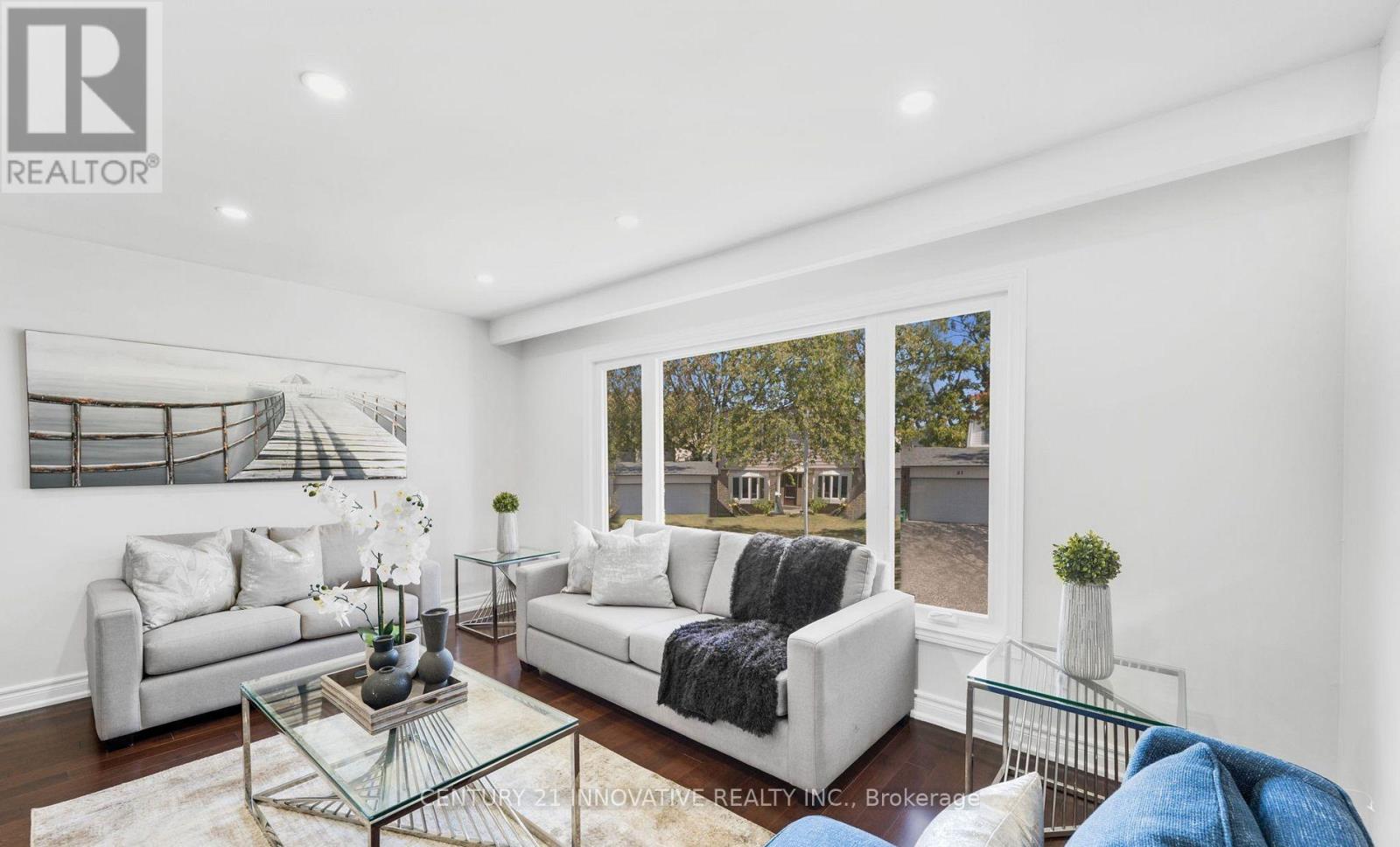 Photo 24 of 17 Chopin Court, Whitby ON