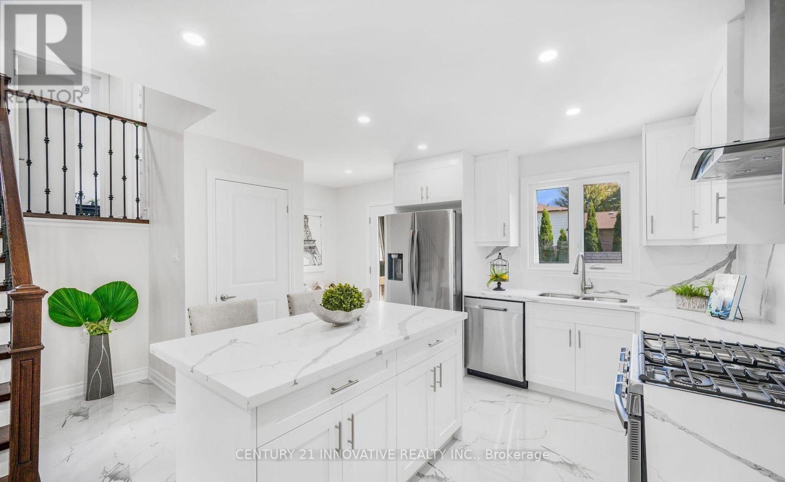 Photo 2 of 17 Chopin Court, Whitby ON
