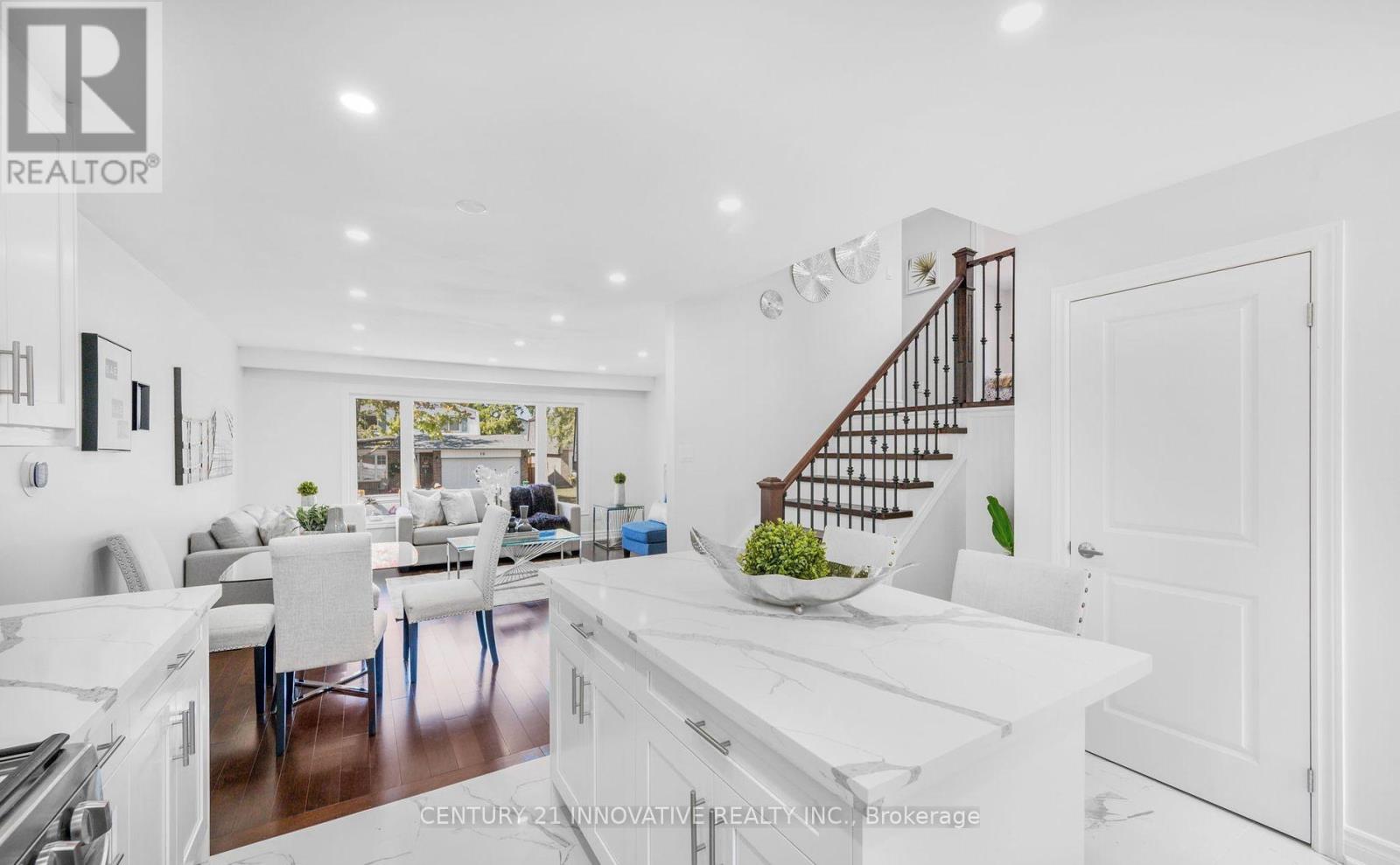 Photo 13 of 17 Chopin Court, Whitby ON
