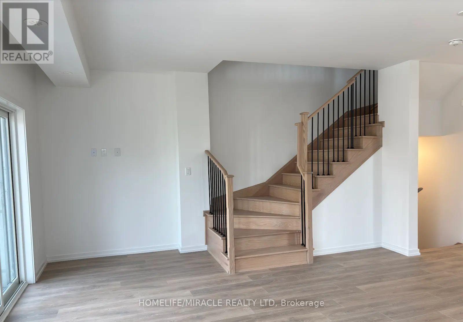 Photo 2 of 26 17 Lytham Green Circle, Newmarket ON