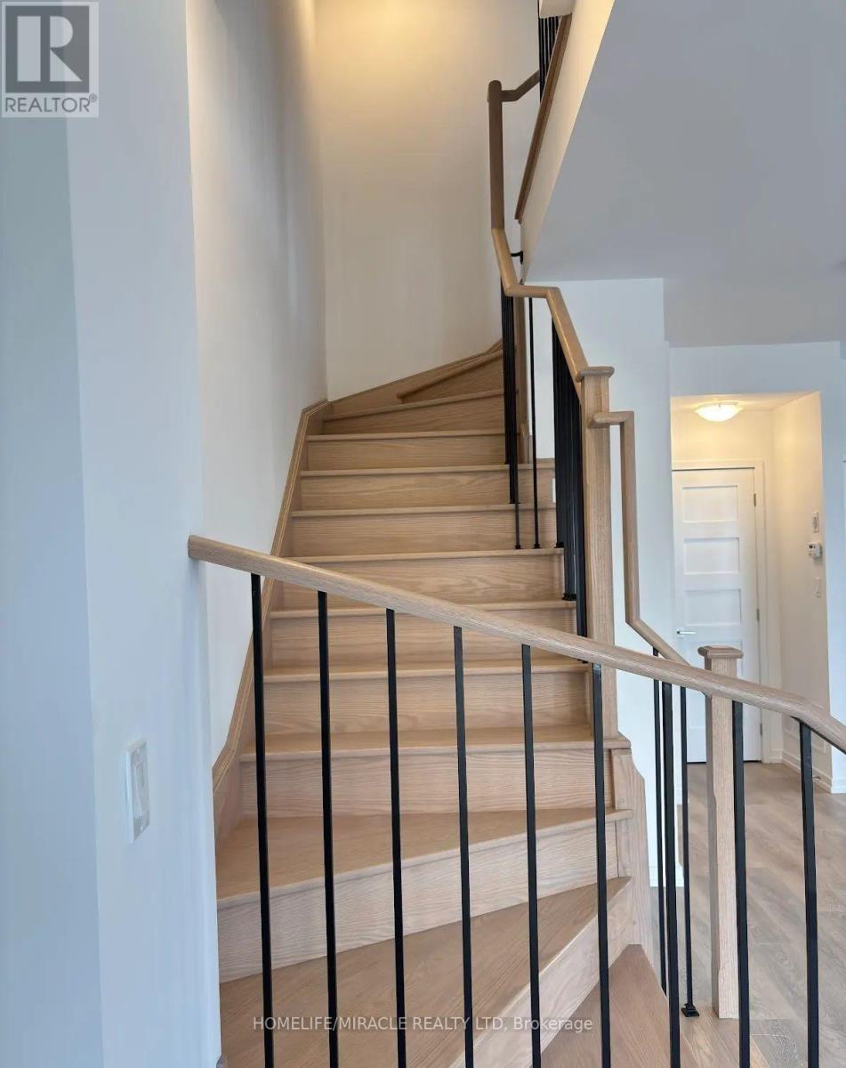 Photo 21 of 26 17 Lytham Green Circle, Newmarket ON