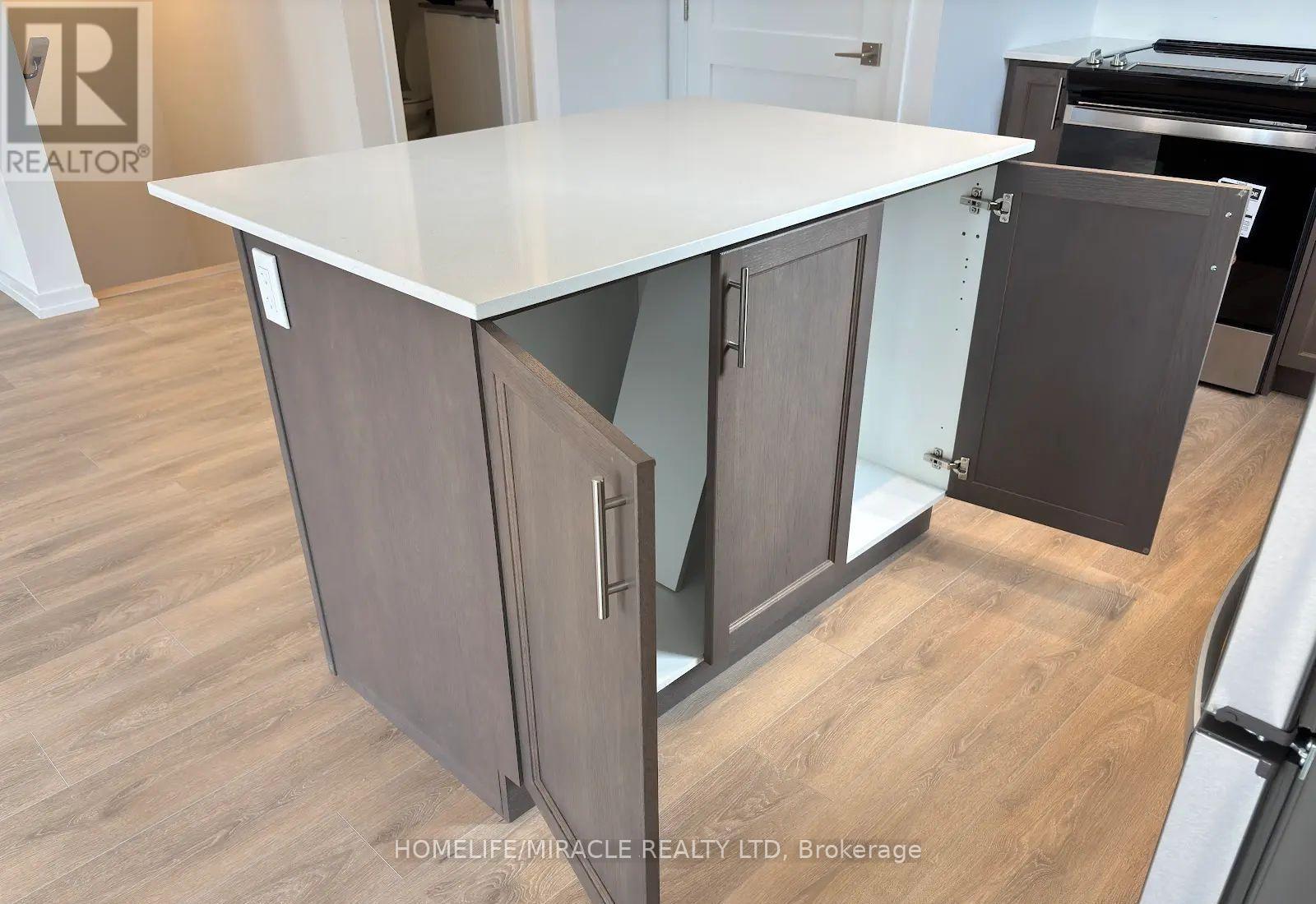 Photo 24 of 26 17 Lytham Green Circle, Newmarket ON