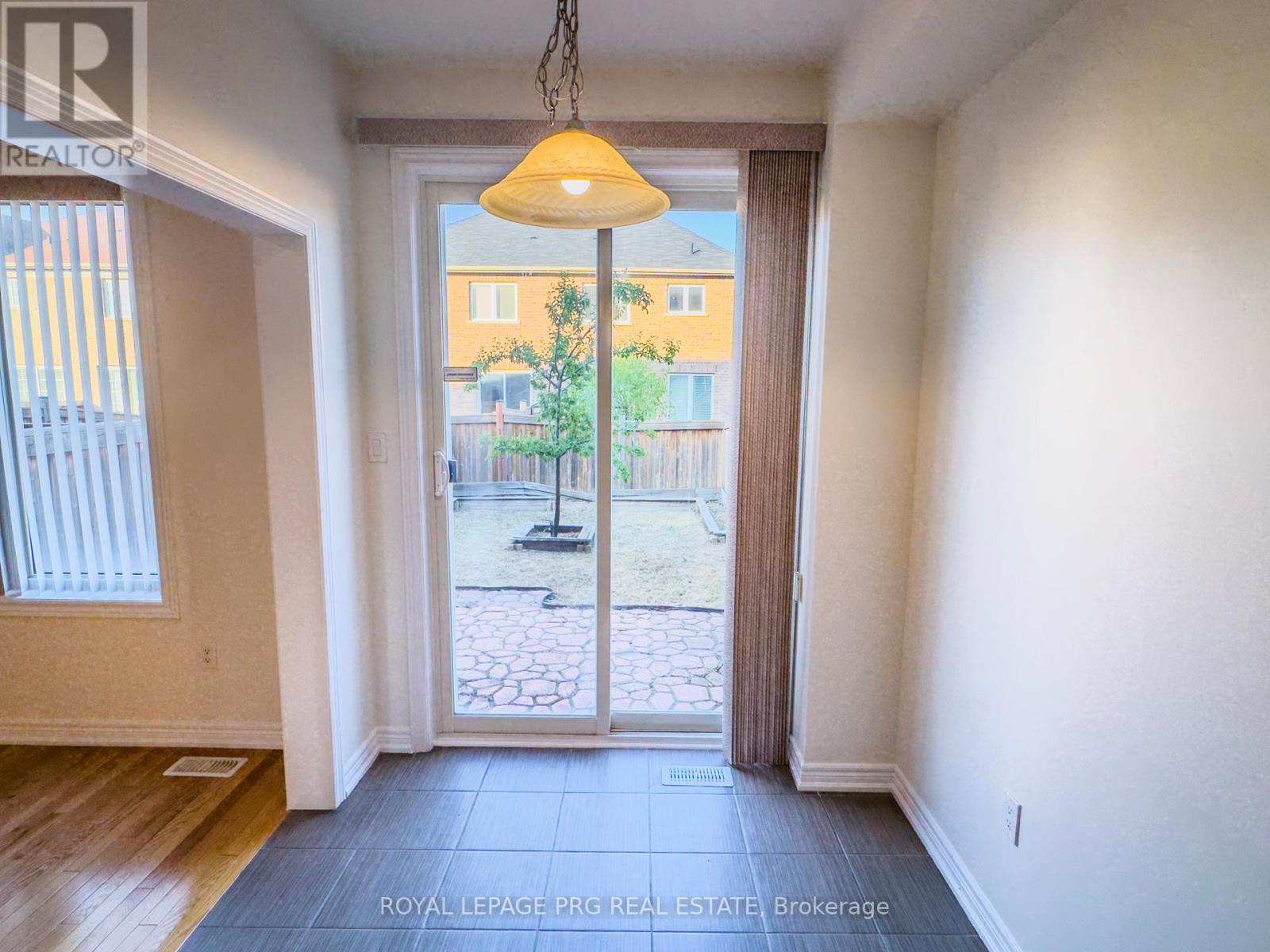 Photo 9 of 144 Sussexvale Drive, Brampton ON