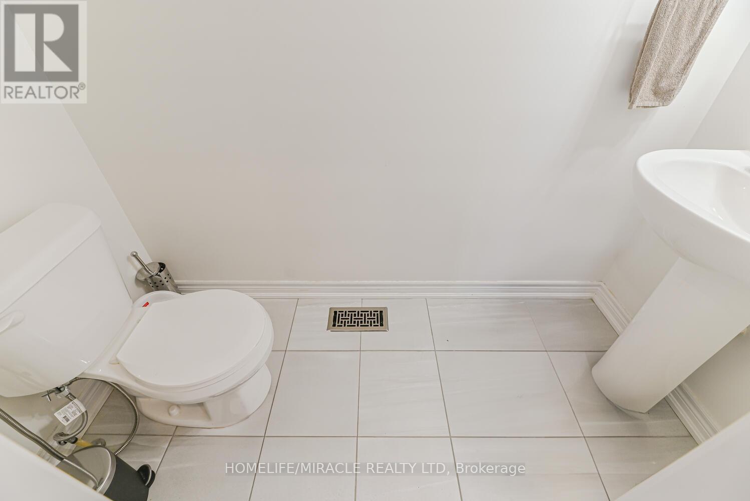 Photo 2 of 443 Henderson Way, Shelburne ON