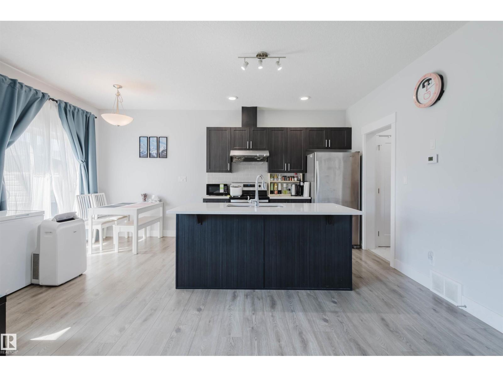 Photo 8 of 18 4835 Wright Dr Sw, Edmonton AB
