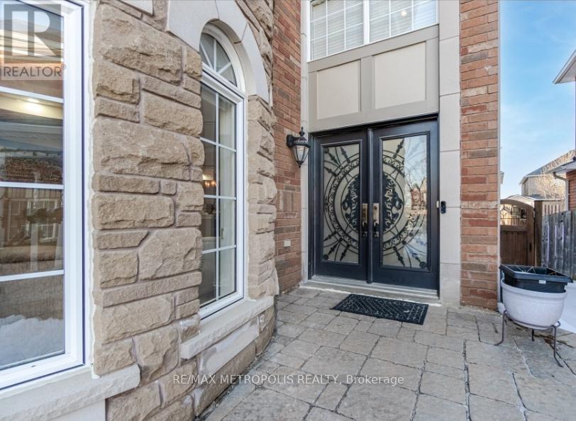 Photo 4 of 34 Forsyth Crescent, Halton Hills ON