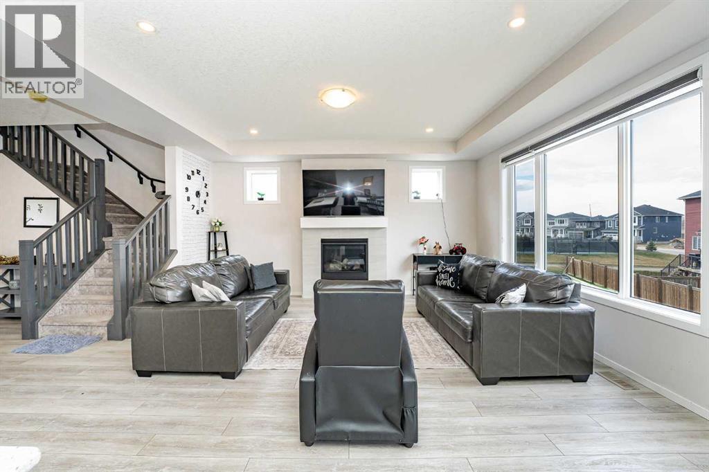 Photo 10 of 717 Windrow Manor Sw, Airdrie AB