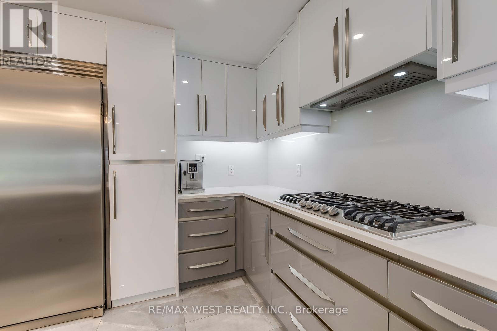 Photo 3 of 8077 Mount Carmel Boulevard, Niagara Falls ON