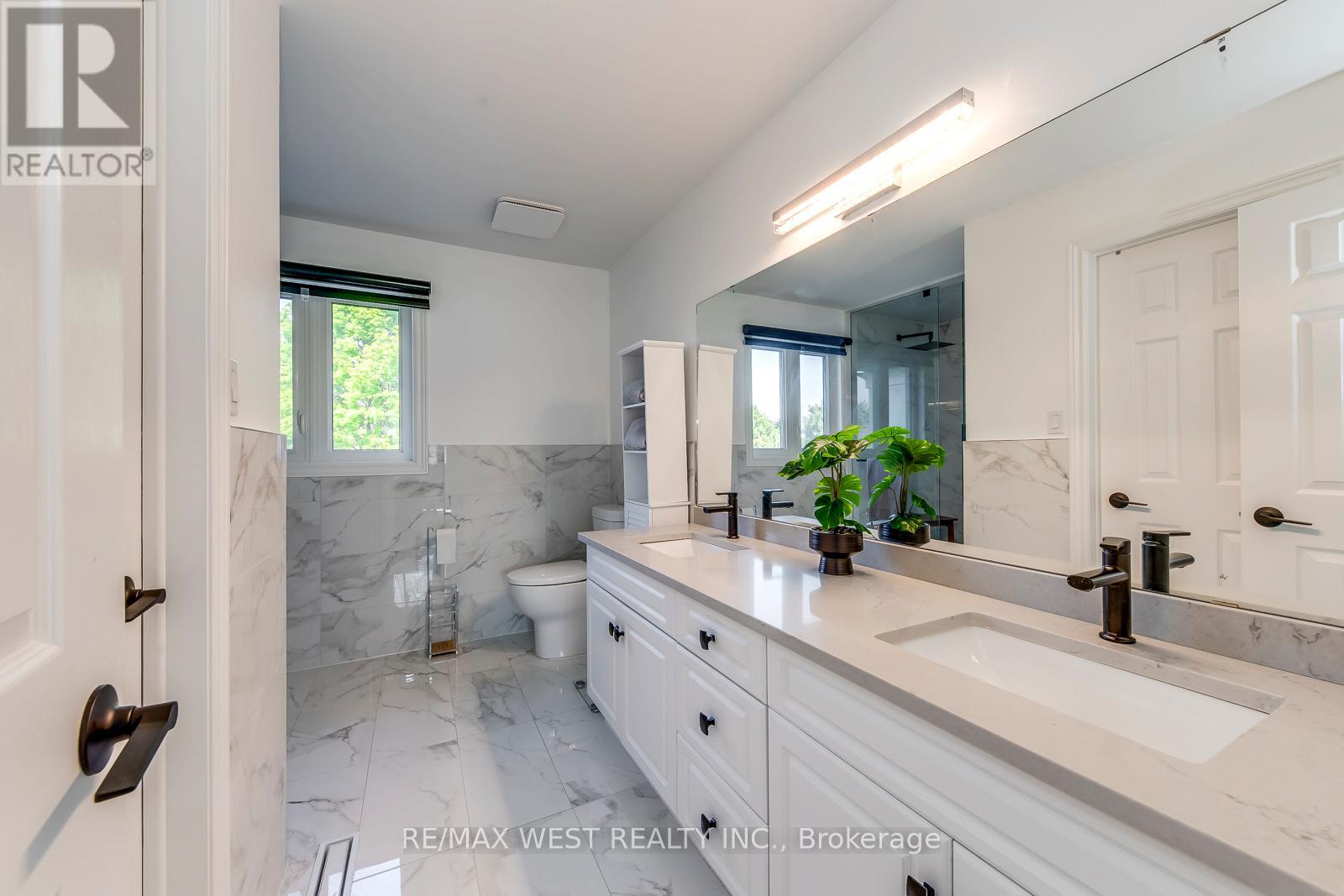 Photo 4 of 8077 Mount Carmel Boulevard, Niagara Falls ON
