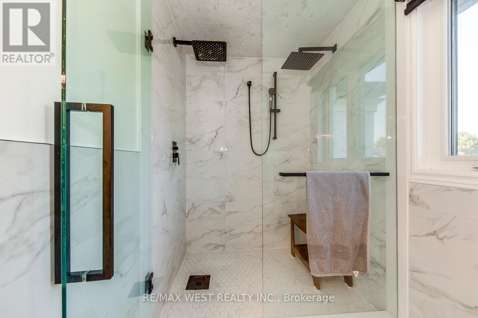 Photo 10 of 8077 Mount Carmel Boulevard, Niagara Falls ON