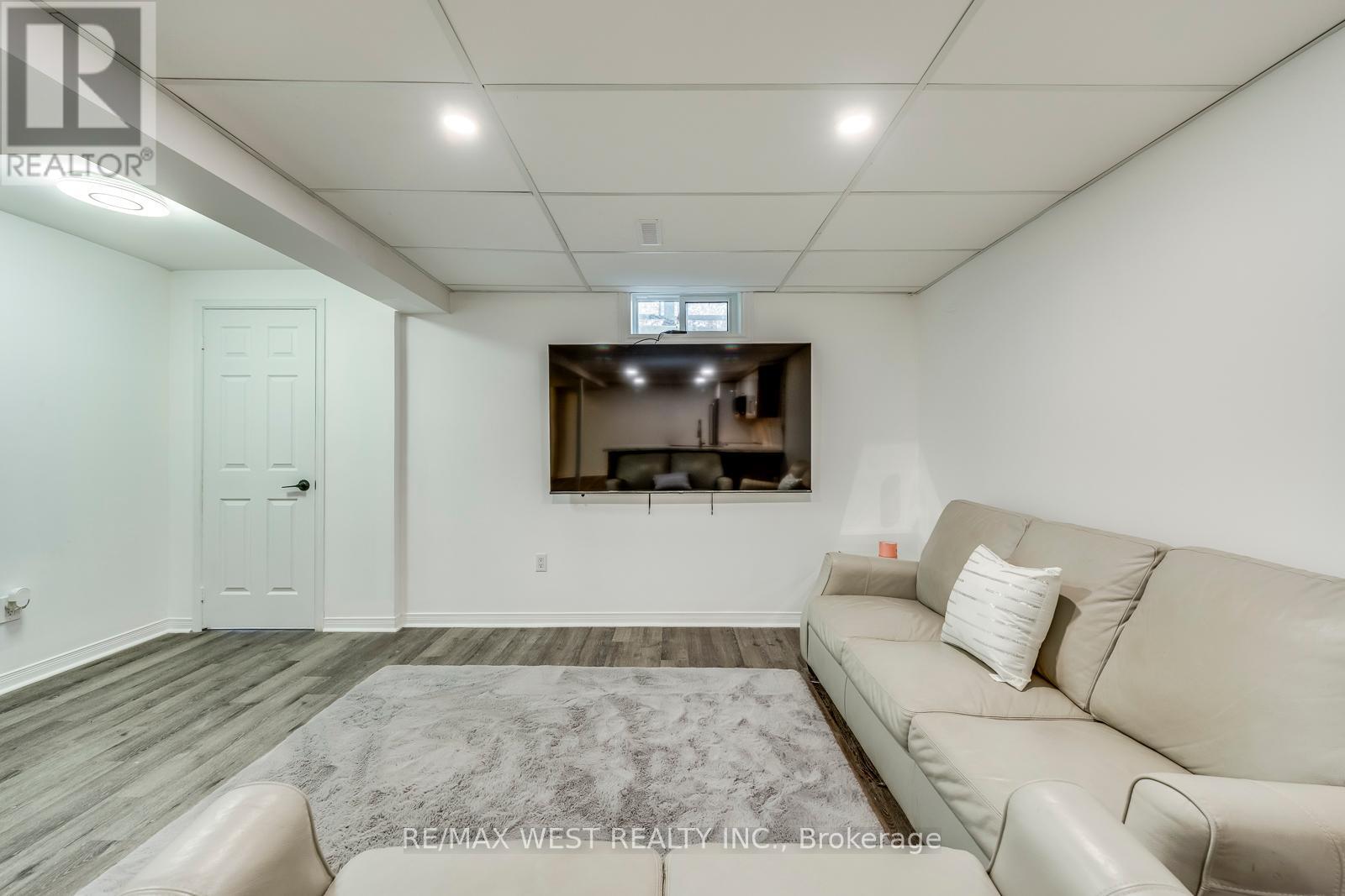 Photo 33 of 8077 Mount Carmel Boulevard, Niagara Falls ON
