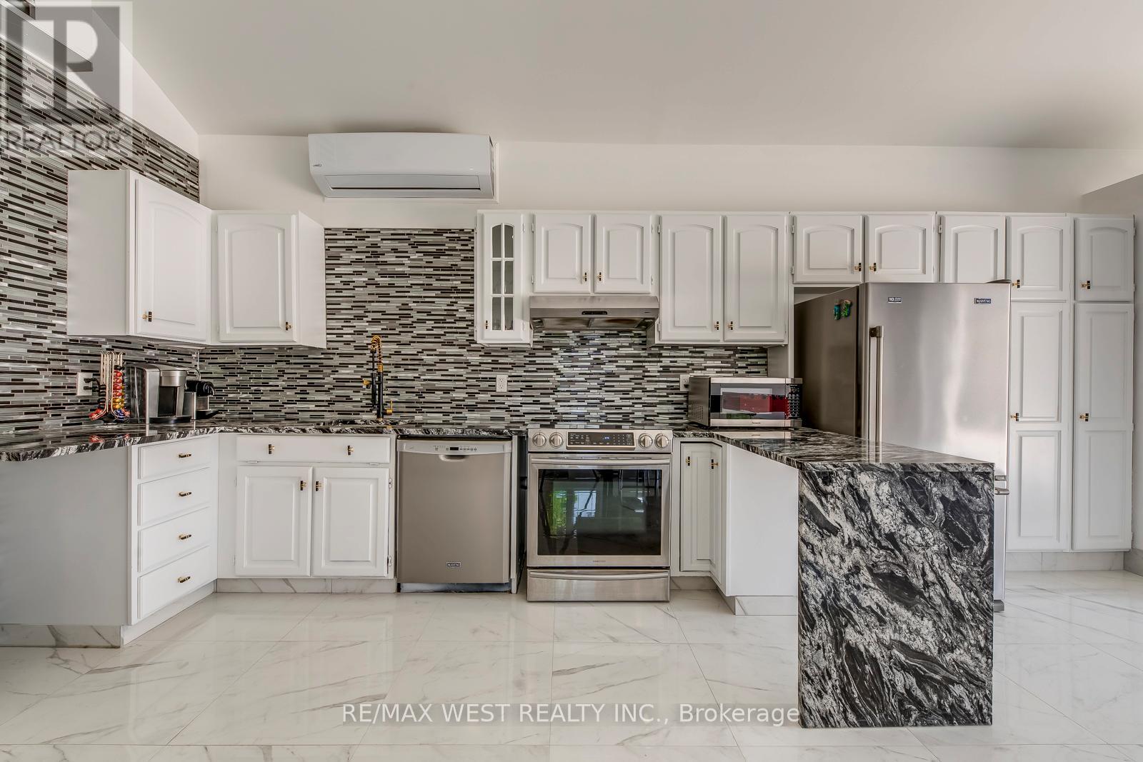 Photo 7 of 8077 Mount Carmel Boulevard, Niagara Falls ON