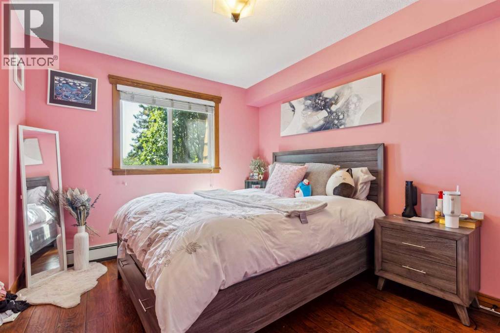 Single Family House for Sale in    Avenue SW Windsor Park Calgary 