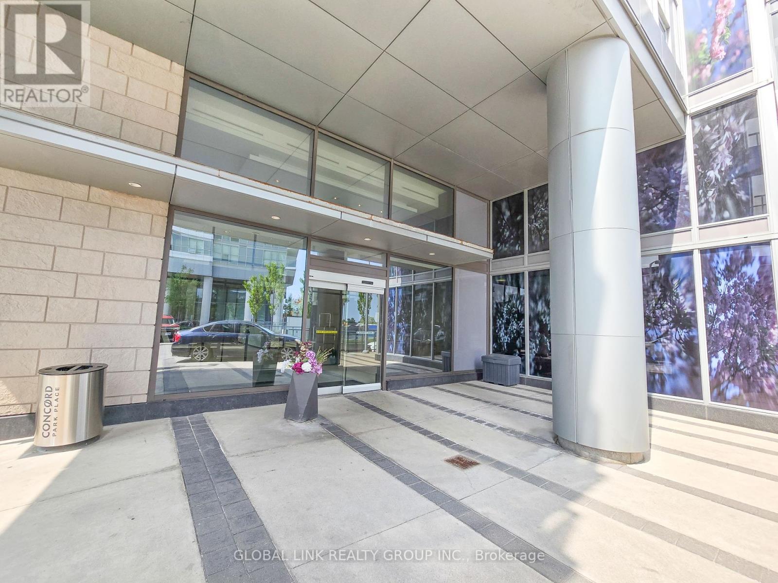 Photo 10 of 915 121 Mcmahon Drive, Toronto ON