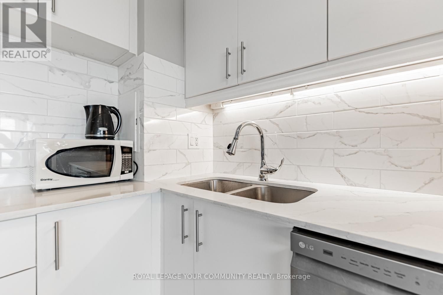 Photo 6 of 912 10 Sunny Glenway, Toronto ON
