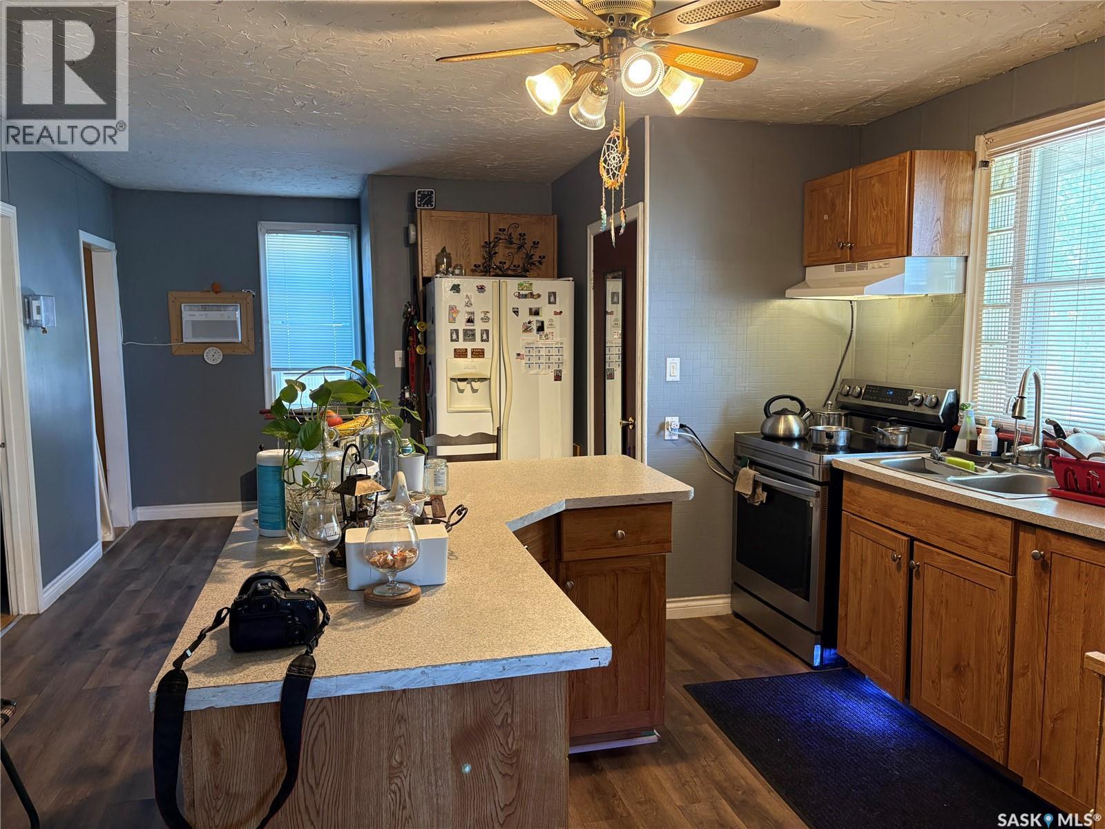 Photo 10 of 512 Centre Street, Assiniboia SK