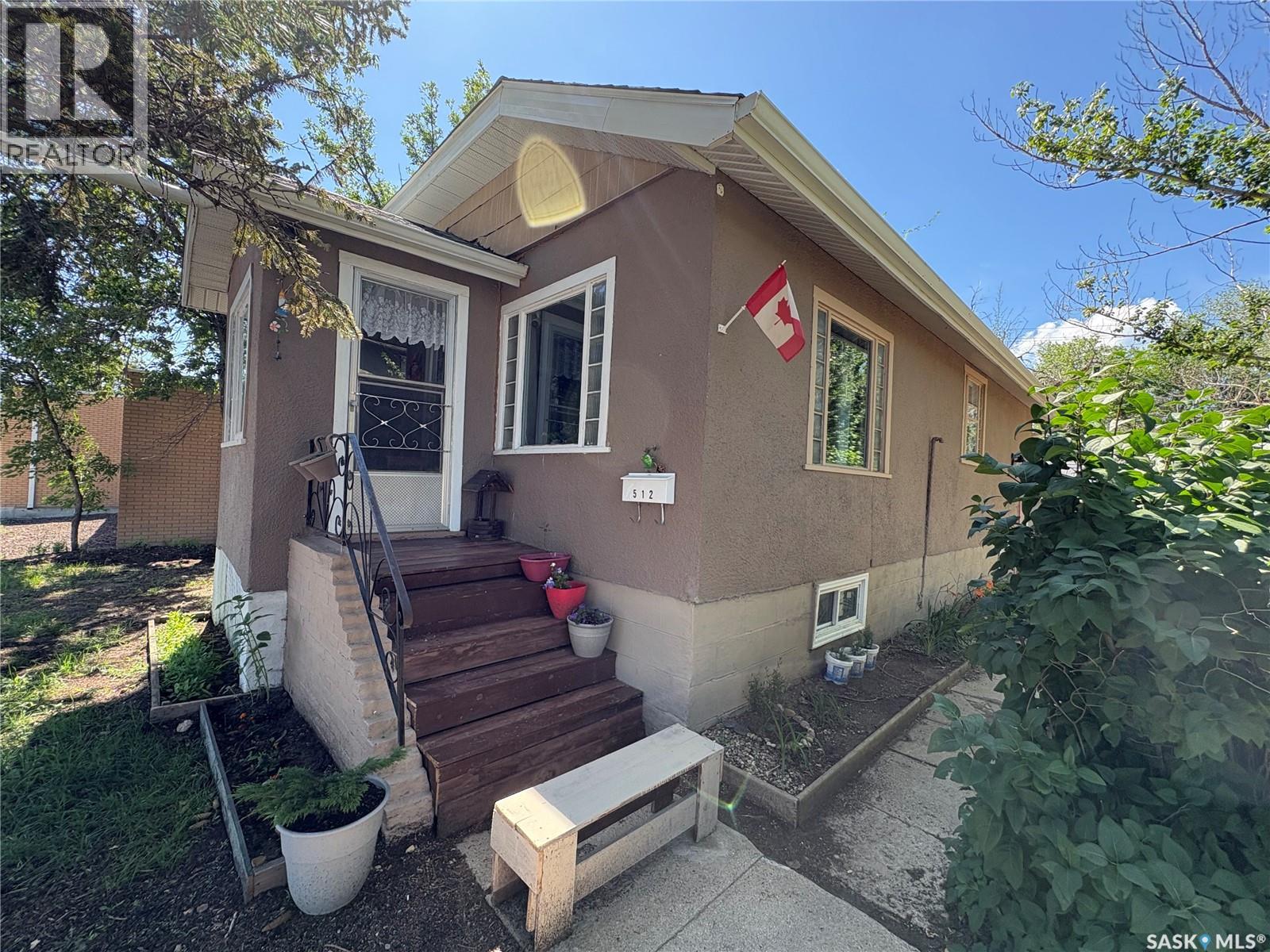 Photo 11 of 512 Centre Street, Assiniboia SK